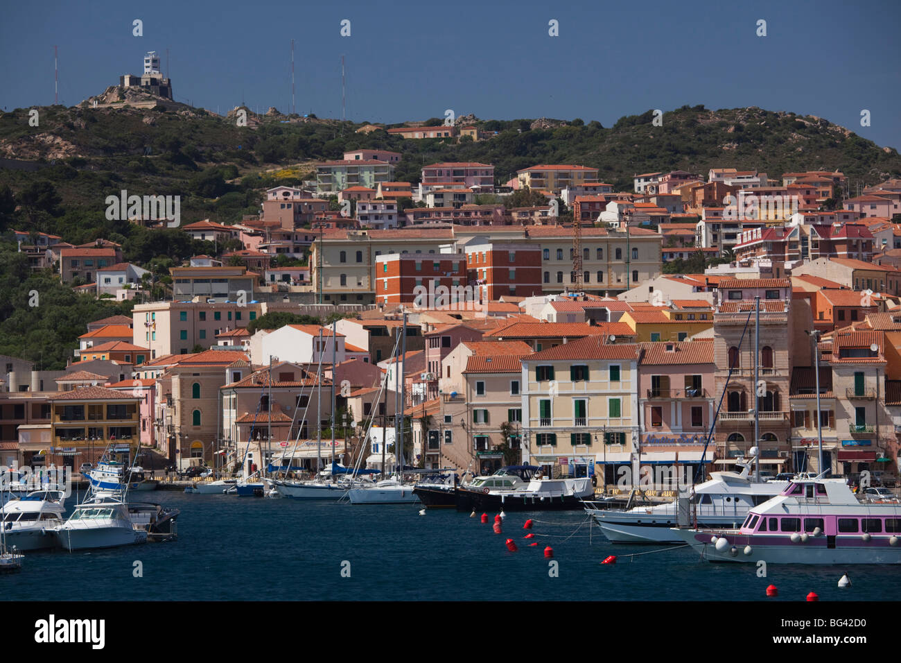 Italie, Sardaigne, Nord de la Sardaigne, Isola Maddalena, La Maddalena, Harbourside vue depuis island ferry Banque D'Images