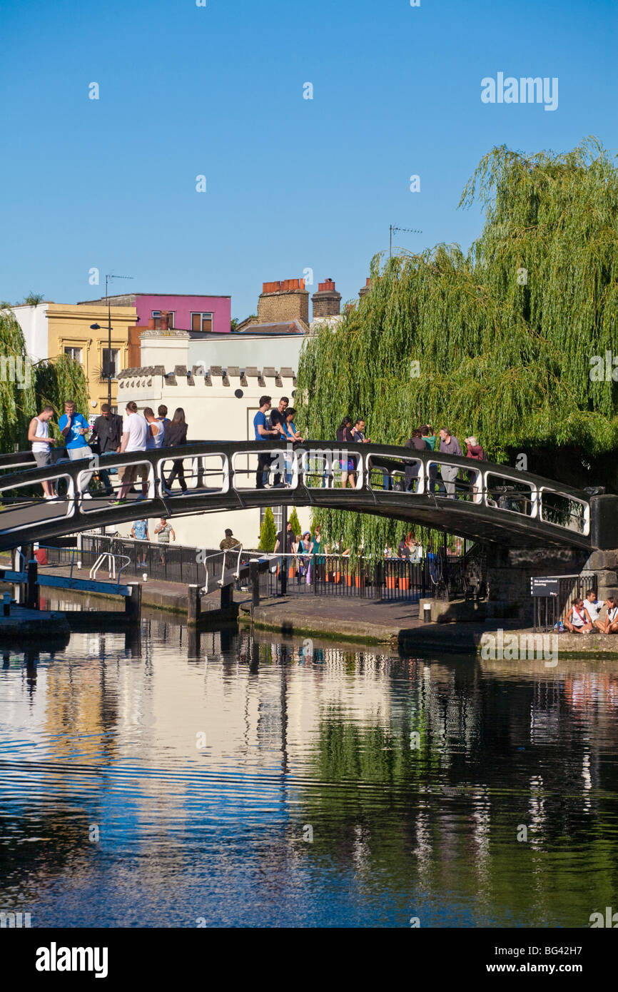L'Angleterre, Londres, Camden Lock, les gens assis dans sun par canal en dehors de l'Ice Wharf Banque D'Images