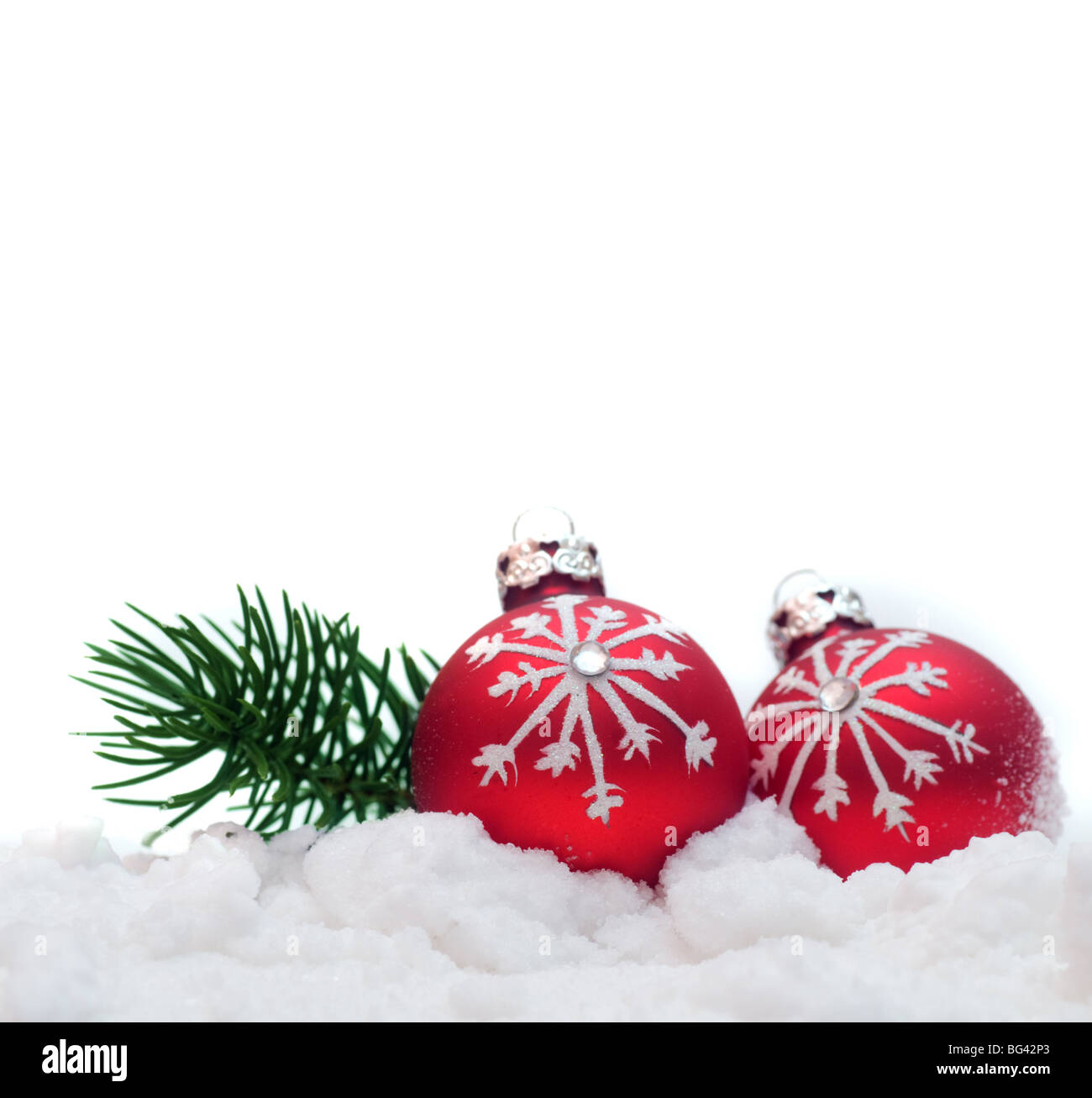 Fond de Noël, boules de Noël rouge dans la neige et de la direction générale Banque D'Images