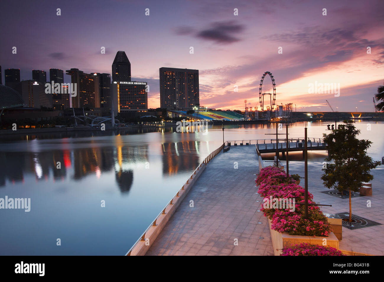 Port de plaisance, promenade au lever du soleil avec le Singapore Flyer, à Singapour, en Asie du Sud-Est, l'Asie Banque D'Images