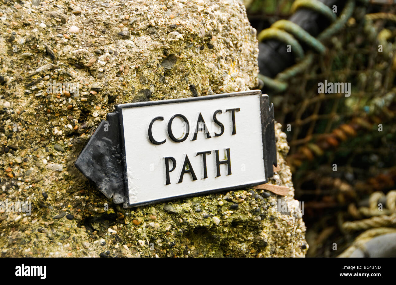 South West Coastal Path sign in Cadgwith Cove près du cap Lizard, Cornwall, UK Banque D'Images
