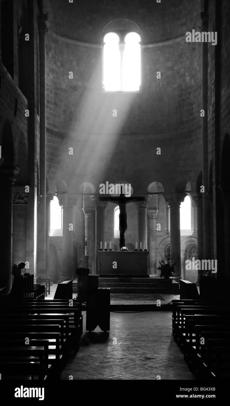 La prière dans l'abbaye de Sant' Antimo près de Montalcino, Valle de Orcia, Toscane, Italie Banque D'Images