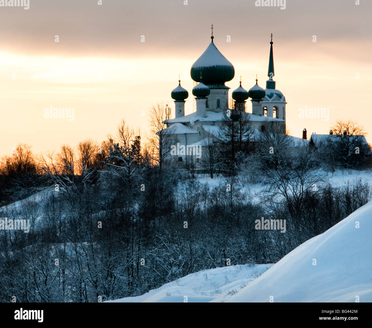 Église de Saint Jean le Baptiste au crépuscule, Staraïa Ladoga, dans la région de Leningrad, Russie Banque D'Images