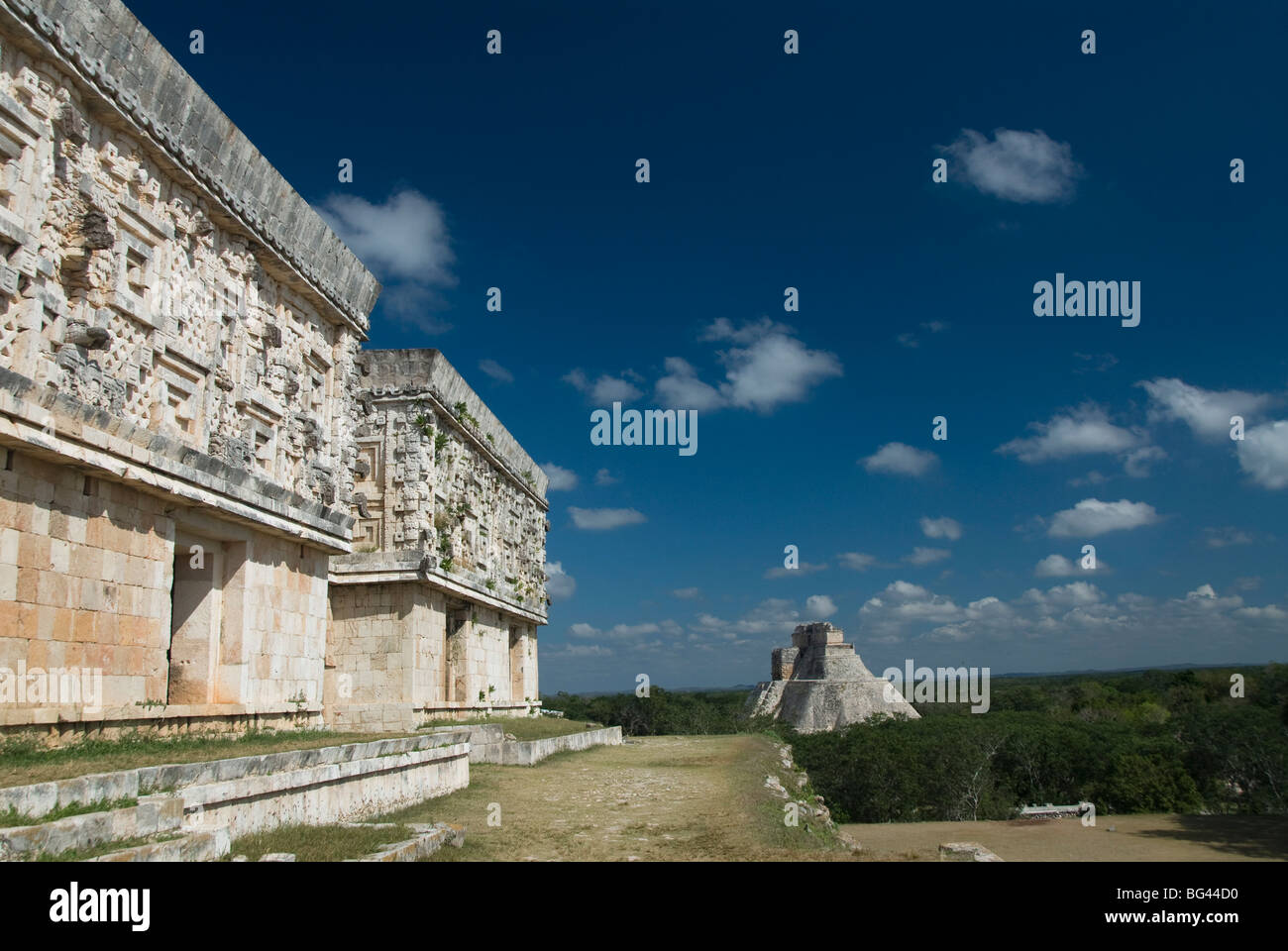 Palacio del Gobernador (Palais du Gouverneur) à gauche et la Casa del Adivino (Magician's House) contexte, Uxmal, Yucatan, Mexique Banque D'Images