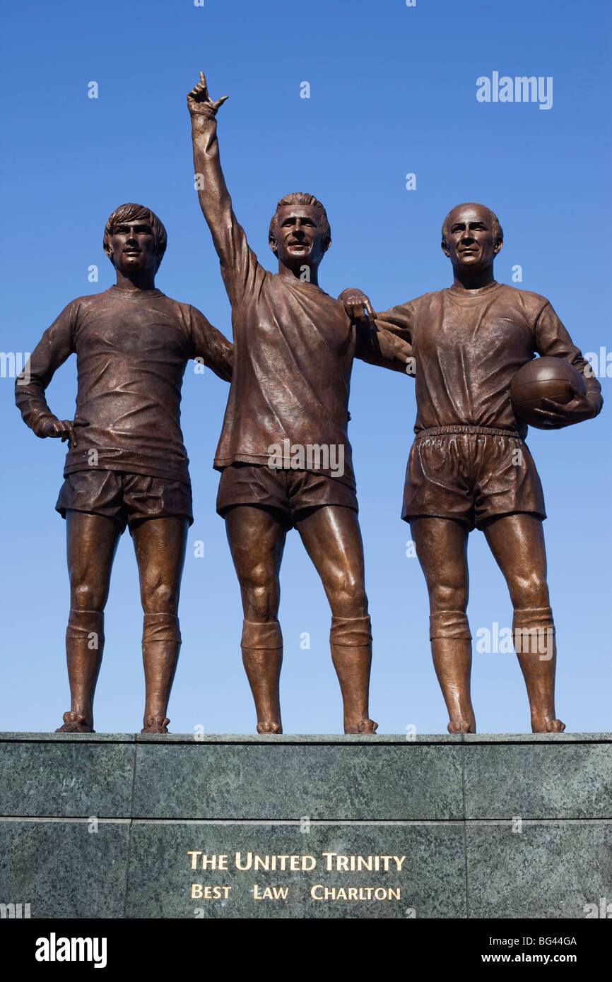 L'Angleterre, dans le Lancashire, Manchester, Salford, stade de football Old Trafford, United Trinity Statue Banque D'Images