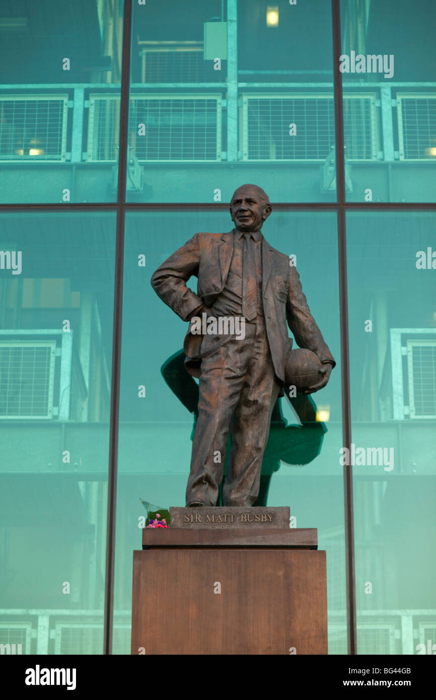L'Angleterre, dans le Lancashire, Manchester, Salford, stade de football Old Trafford, Statue de Sir Matt Busby Banque D'Images