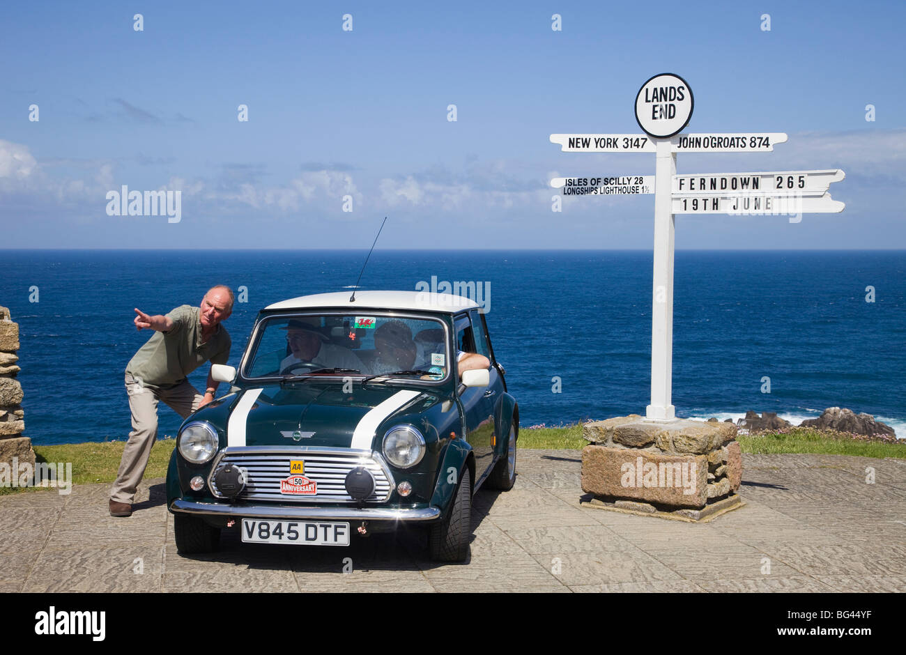 L'Angleterre, Cornwall, Lands End, le panneau de Lands End Banque D'Images