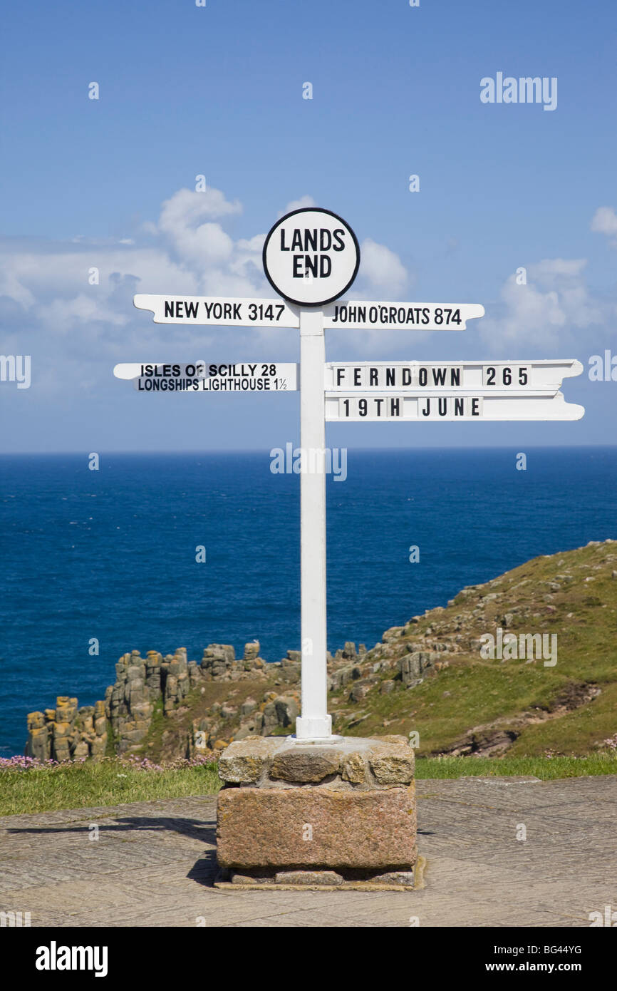L'Angleterre, Cornwall, Lands End, le panneau de Lands End Banque D'Images