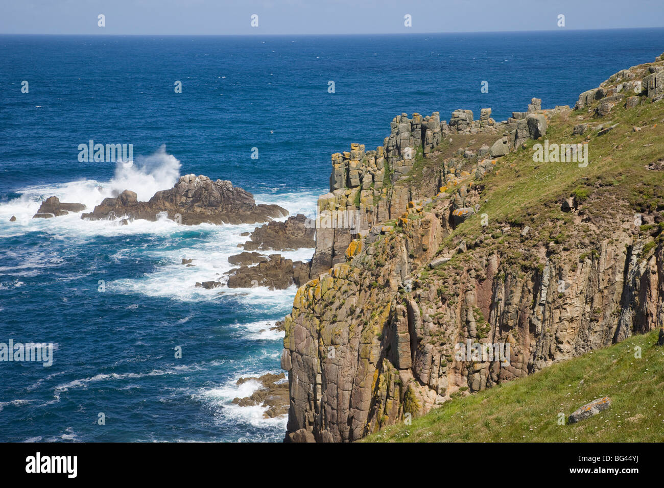 L'Angleterre, Cornwall, falaises à Lands End Banque D'Images