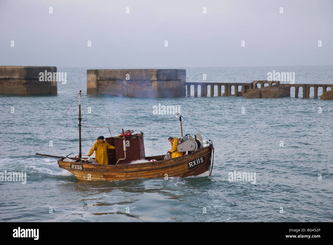 L'Angleterre, l'East Sussex, Hastings, bateau de pêche en mer Banque D'Images