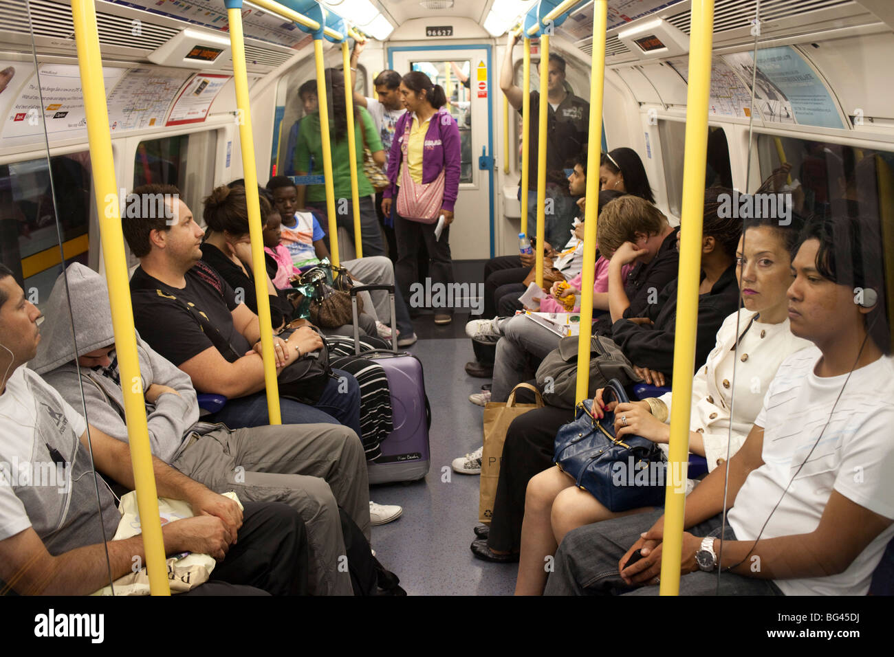 L'Angleterre, Londres, les passagers on Subway train Banque D'Images