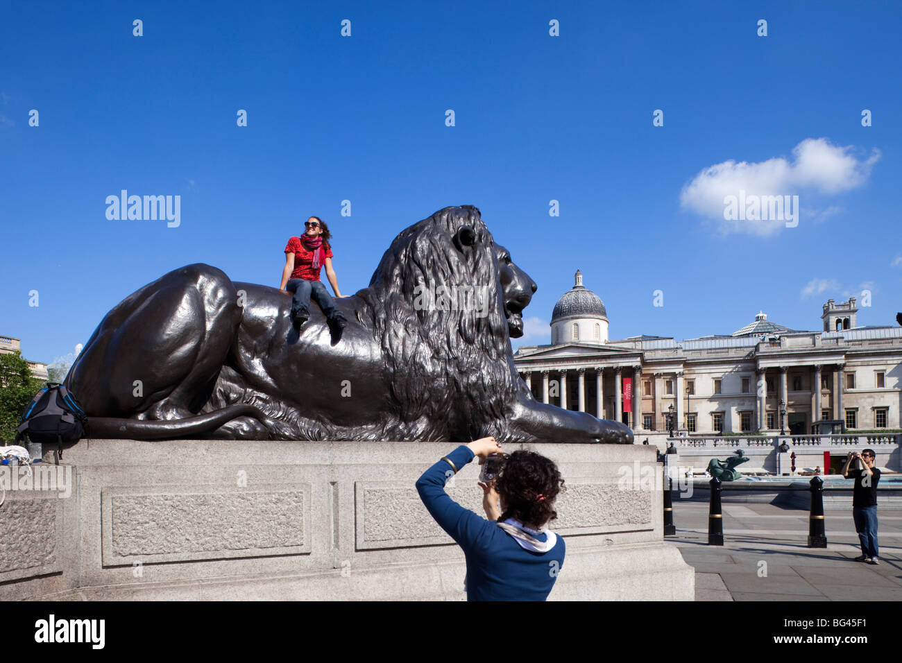 L'Angleterre, Londres, Trafalgar Square, les touristes à Trafalgar Square Banque D'Images