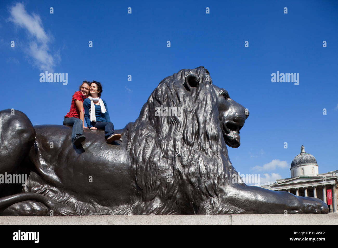 L'Angleterre, Londres, Trafalgar Square, les touristes à Trafalgar Square Banque D'Images