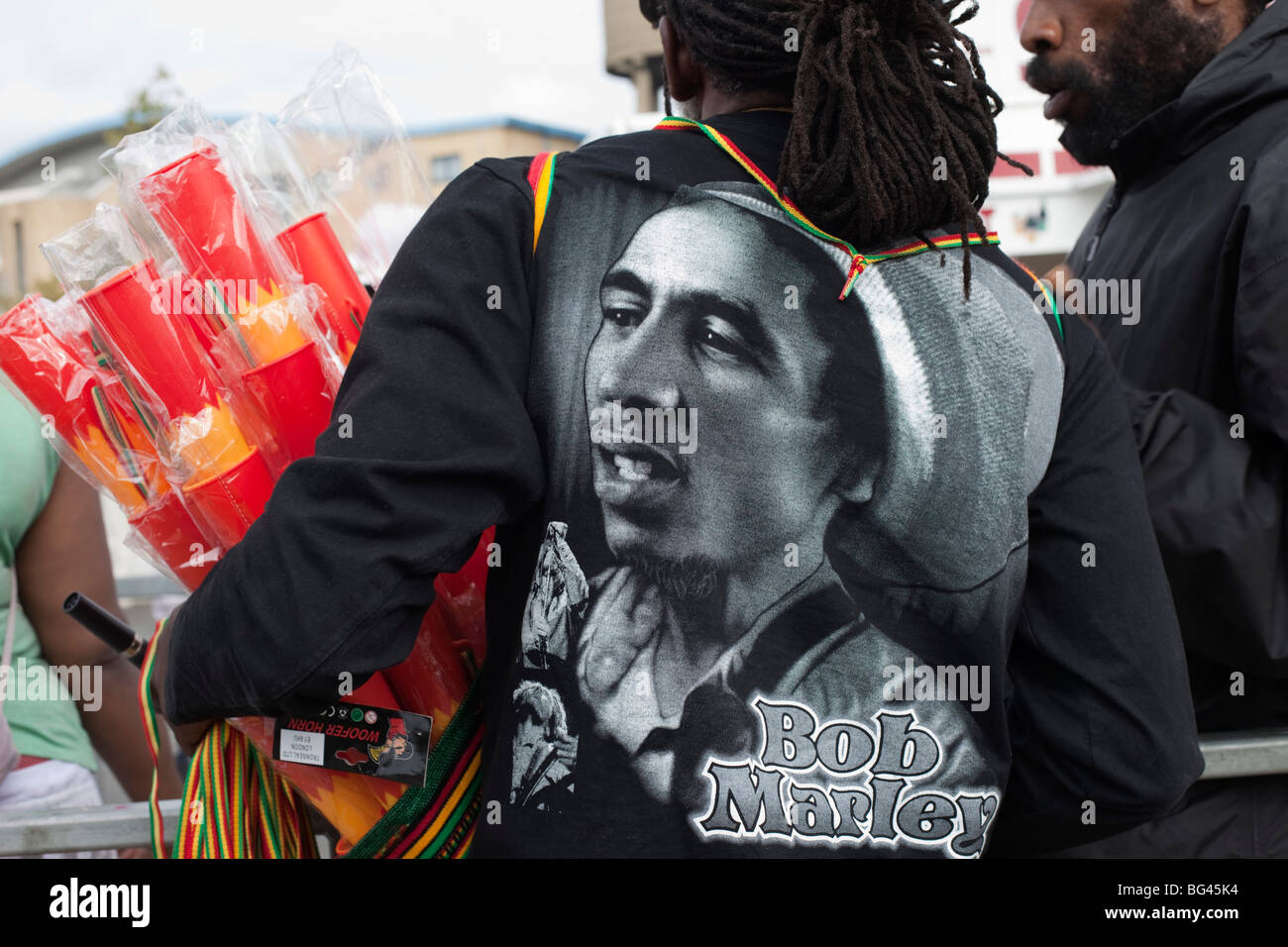 L'Angleterre, Londres, Notting Hill Carnival, sifflet et Whoofer Vendeurs Corne Tee Shirt avec l'image de Bob Marley Banque D'Images