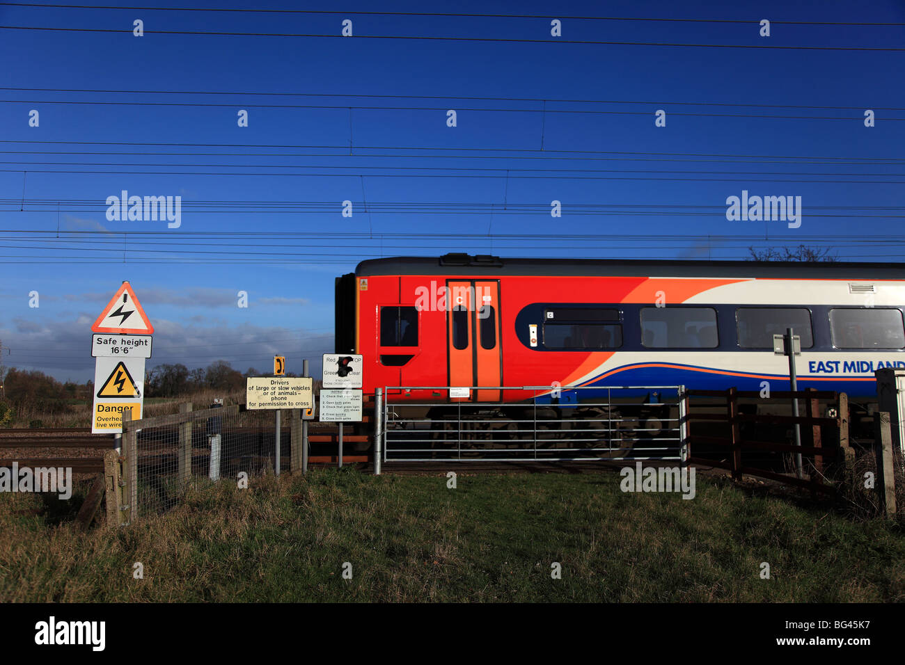 Panneau d'avertissement ferroviaire Stop excès de train à traverser la barrière sans pilote ligne côtière Est Peterborough Cambridgeshire Banque D'Images