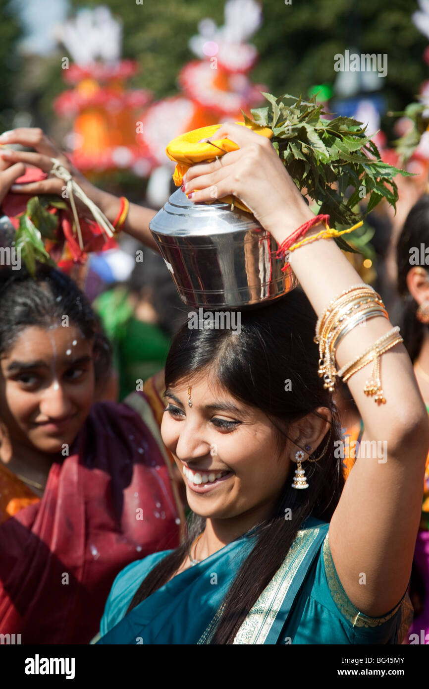 L'Angleterre, Londres, Ealing, Shri Kanaga Thurkkai Amman Temple, les participants du Festival de char Banque D'Images