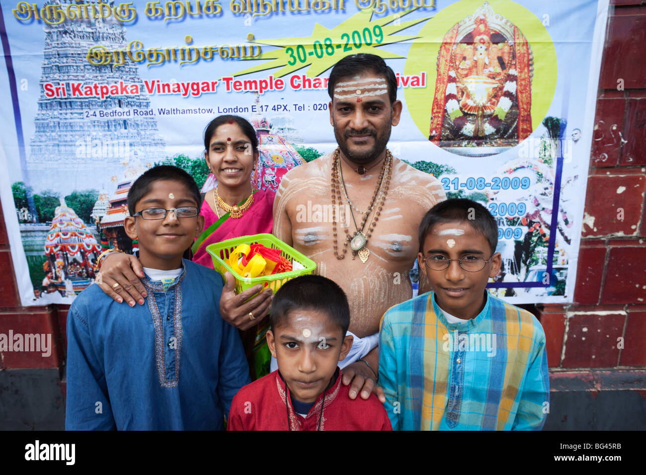 L'Angleterre, Londres, Ealing, Shri Kanaga Thurkkai Amman Temple, les participants du Festival de char Banque D'Images