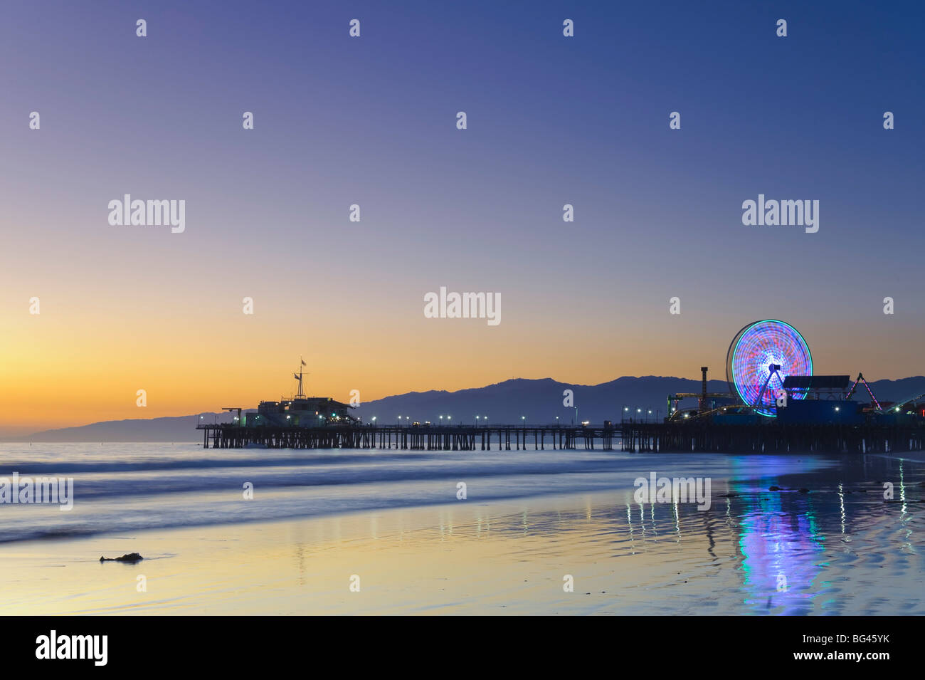 USA, Californie, Los Angeles, Santa Monica Beach, Pier et Grande Roue Banque D'Images