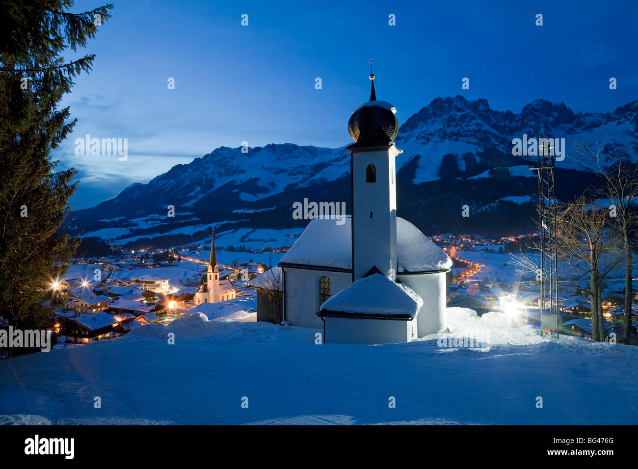 Church & Ellmau station de ski, Welt, Wilder Kaiser au-delà, Tirol, Autriche Banque D'Images