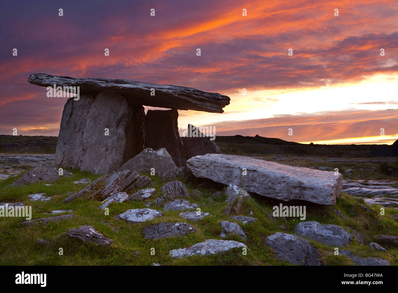 Dolmen de Poulnabrone, le Burren, comté de Clare, Irlande Banque D'Images