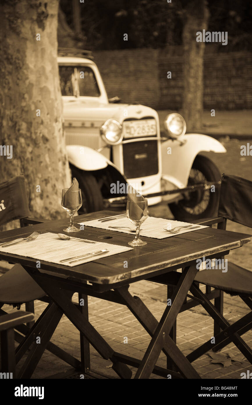 L'Uruguay, Colonia del Sacramento, cafe table et vieille voiture Banque D'Images