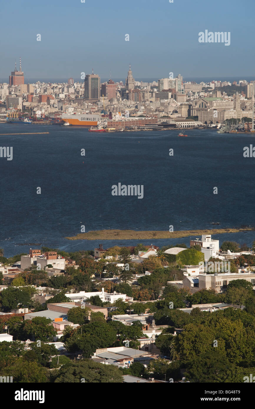 L'Uruguay, Montevideo, ville et vue sur la baie de Cerro de Montevideo hill, la fin de l'après-midi Banque D'Images