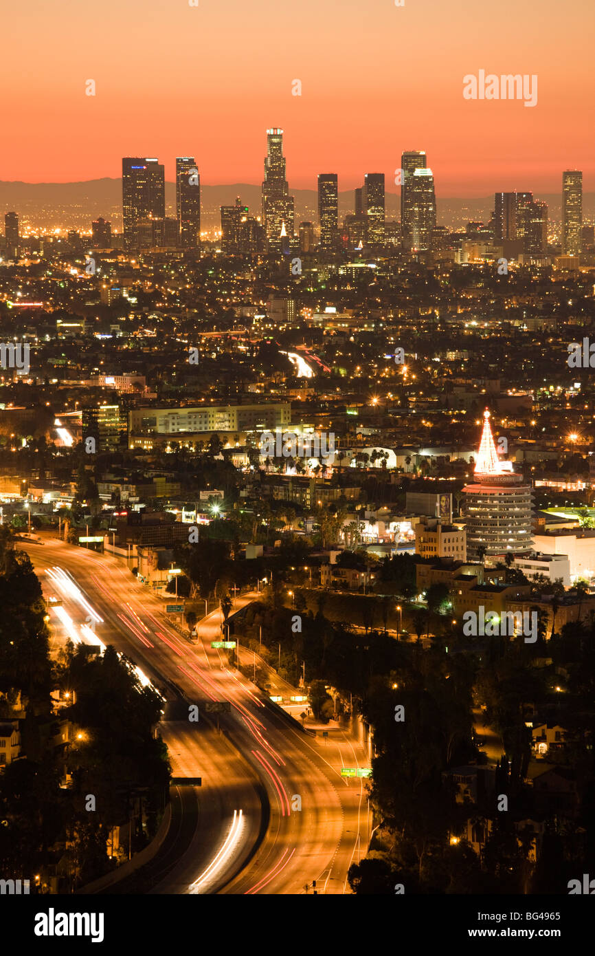 USA, Californie, Los Angeles, du centre-ville et l'Hollywood Freeway 101 de Hollywood Bowl surplombent, Dawn Banque D'Images
