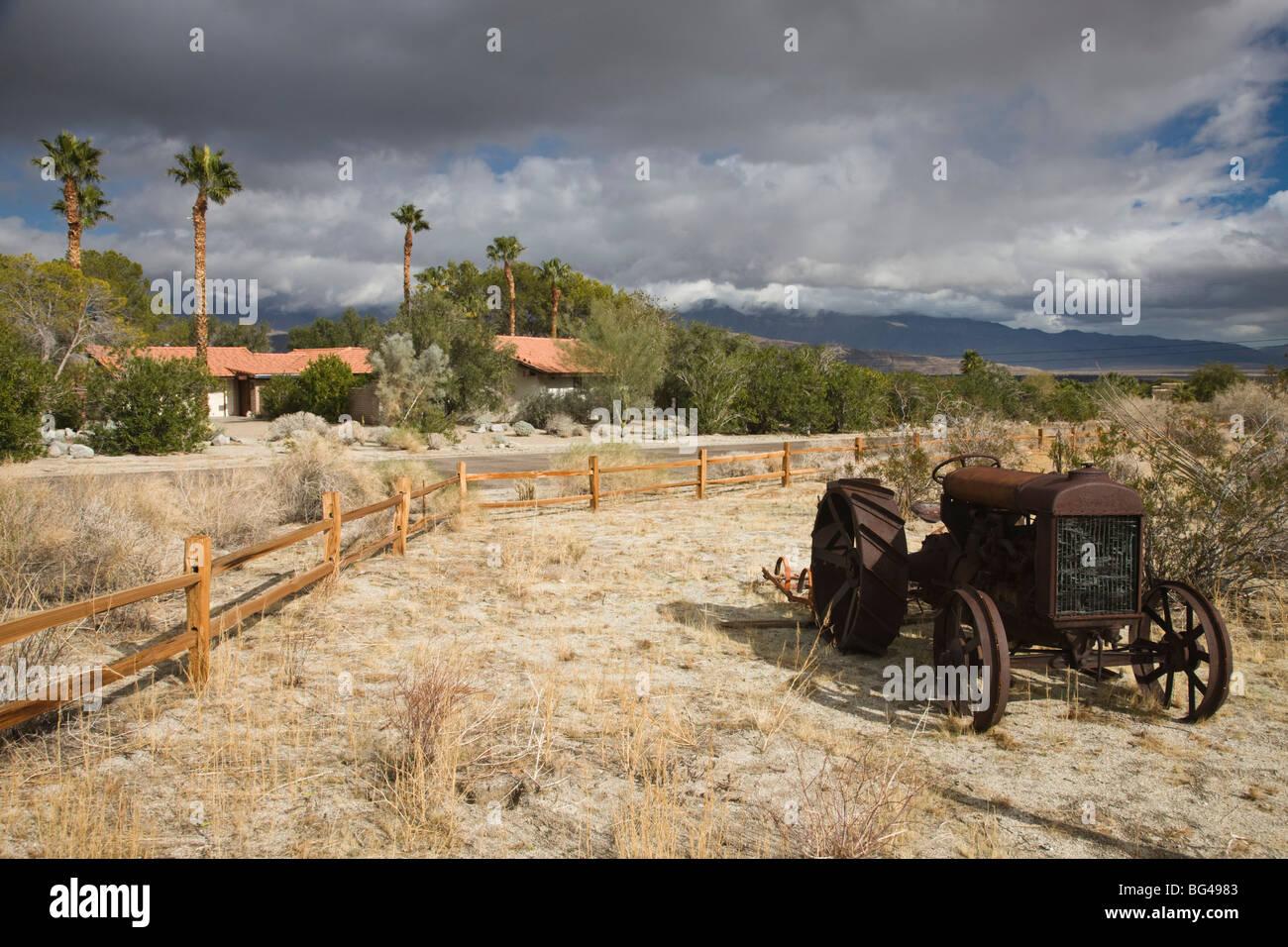 États-unis, Californie, Borrego Springs, Anza-Borrego Desert State Park, vieux tracteur agricole Banque D'Images