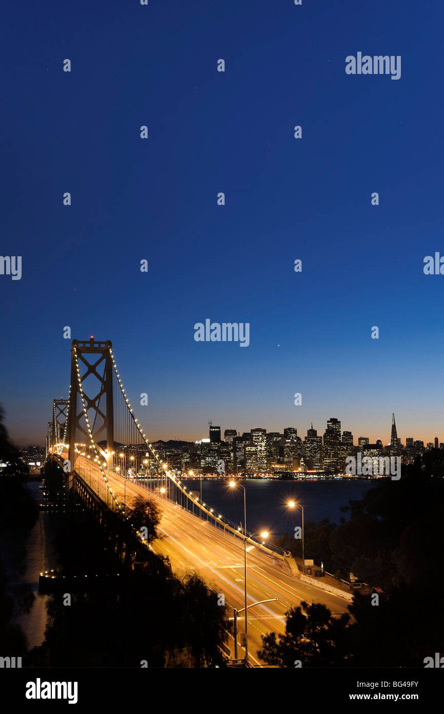 États-unis, Californie, San Francisco, Oakland Bay Bridge et sur les toits de la ville Banque D'Images