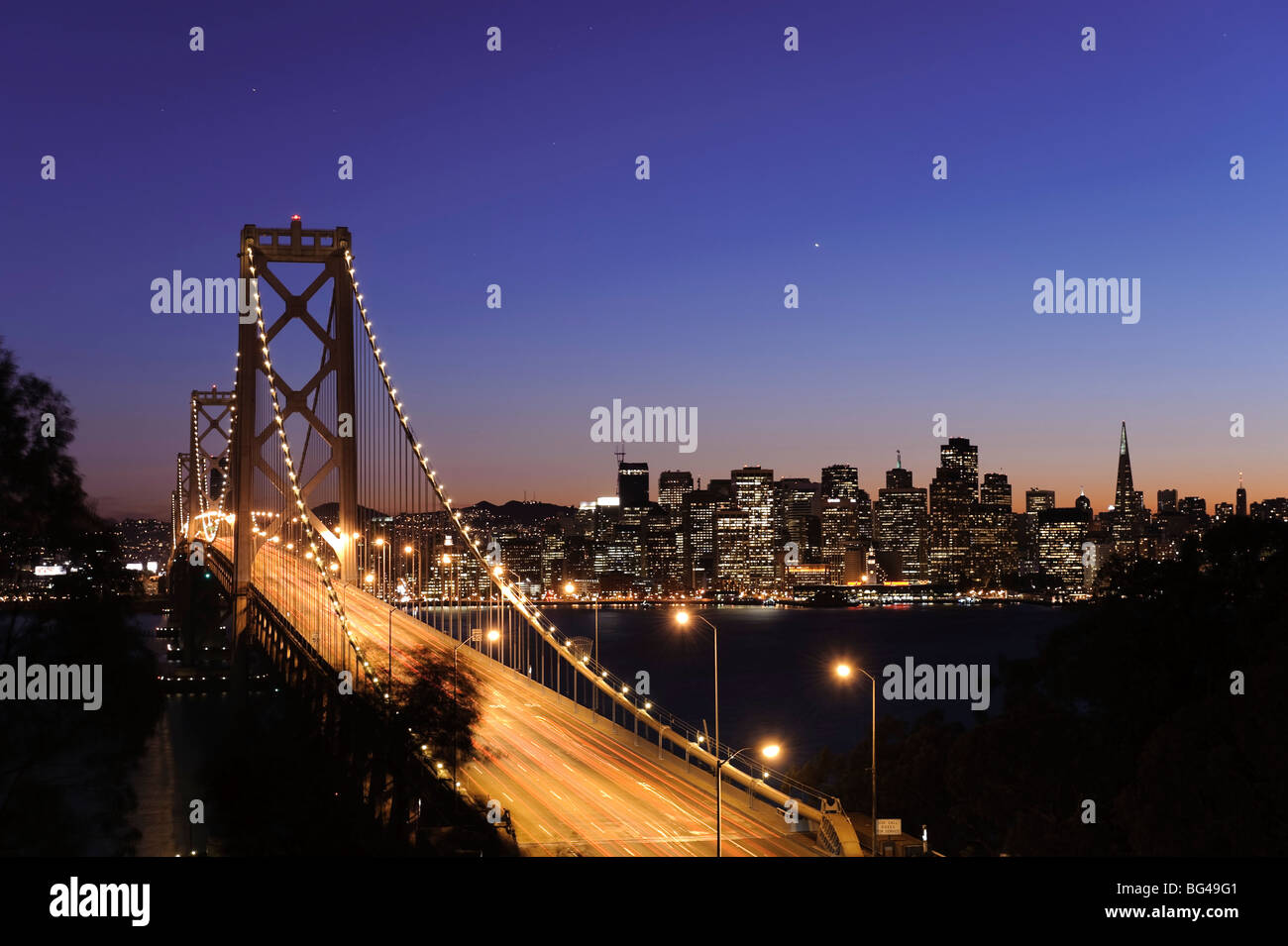 États-unis, Californie, San Francisco, Oakland Bay Bridge et sur les toits de la ville Banque D'Images