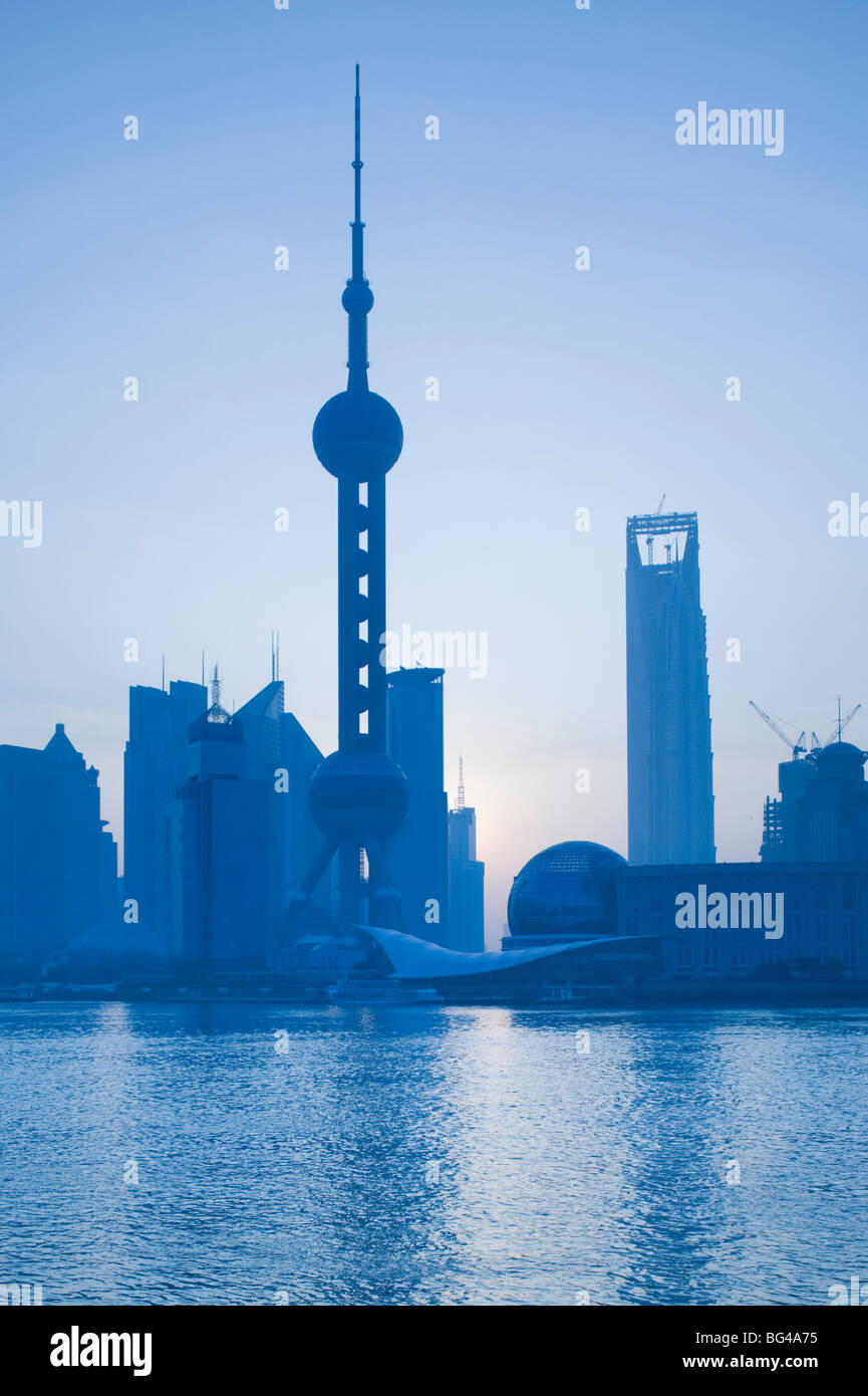 La Chine, Shanghai, Pudong District, l'Oriental Pearl Tower et la rivière Huangpu Banque D'Images