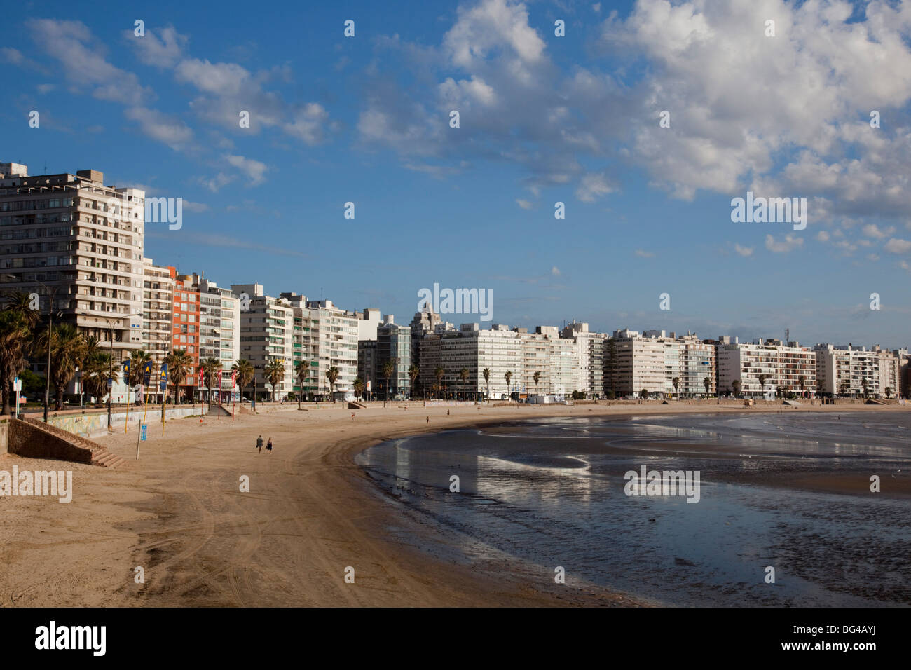 L'Uruguay, Montevideo, Pocitos, immeubles de grande hauteur le long de la Playa de los plage Pocitos, matin Banque D'Images