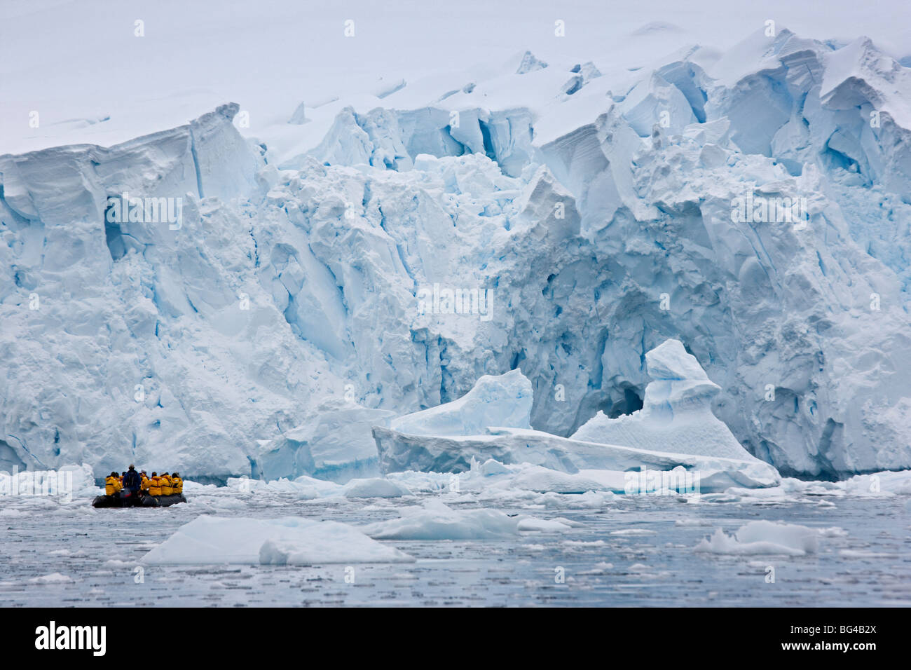 Croisière touristique le long du bord du glacier au Paradise Bay, l'Antarctique. Banque D'Images