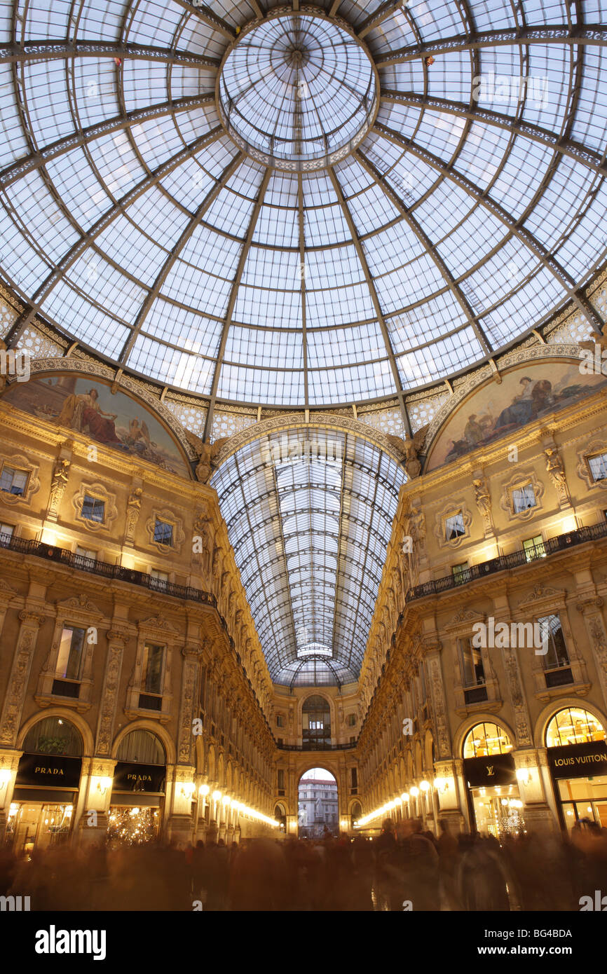 À la tombée de la Galleria Vittorio Emanuele, Milan, Lombardie, Italie, Europe Banque D'Images