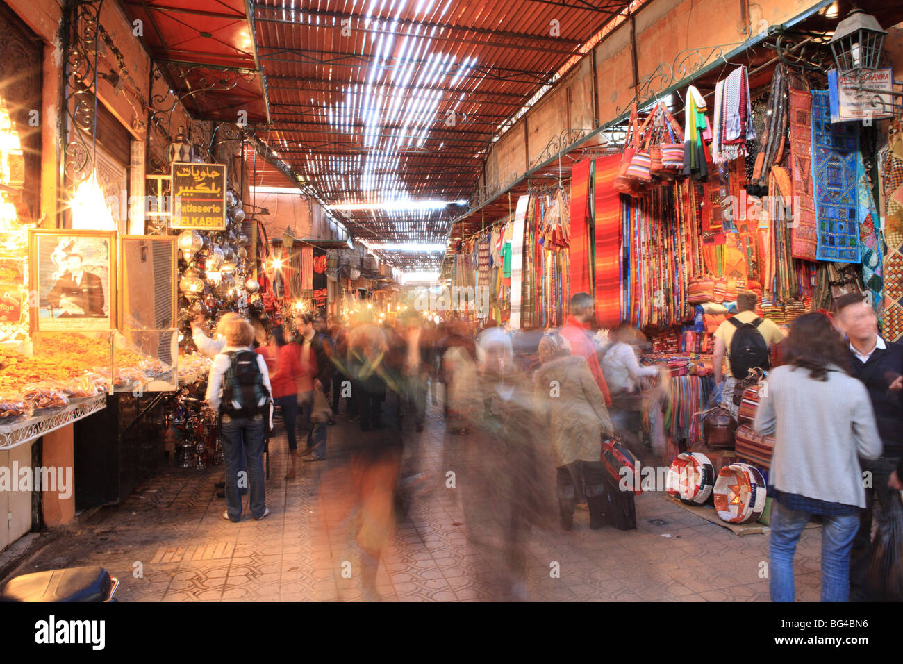 Boutiques dans la médina, Marrakech, Maroc, Afrique du Nord, Afrique Banque D'Images