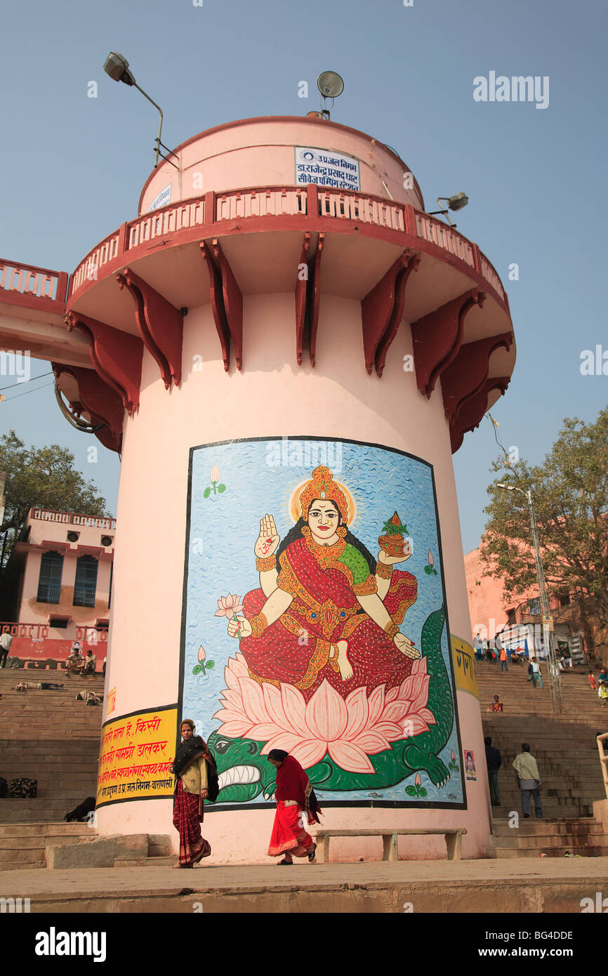 Fresque de Lakshmi, déesse de la richesse, sur un château d'eau, Dasaswamedh Ghat, Varanasi, Uttar Pradesh, Inde, Asie Banque D'Images