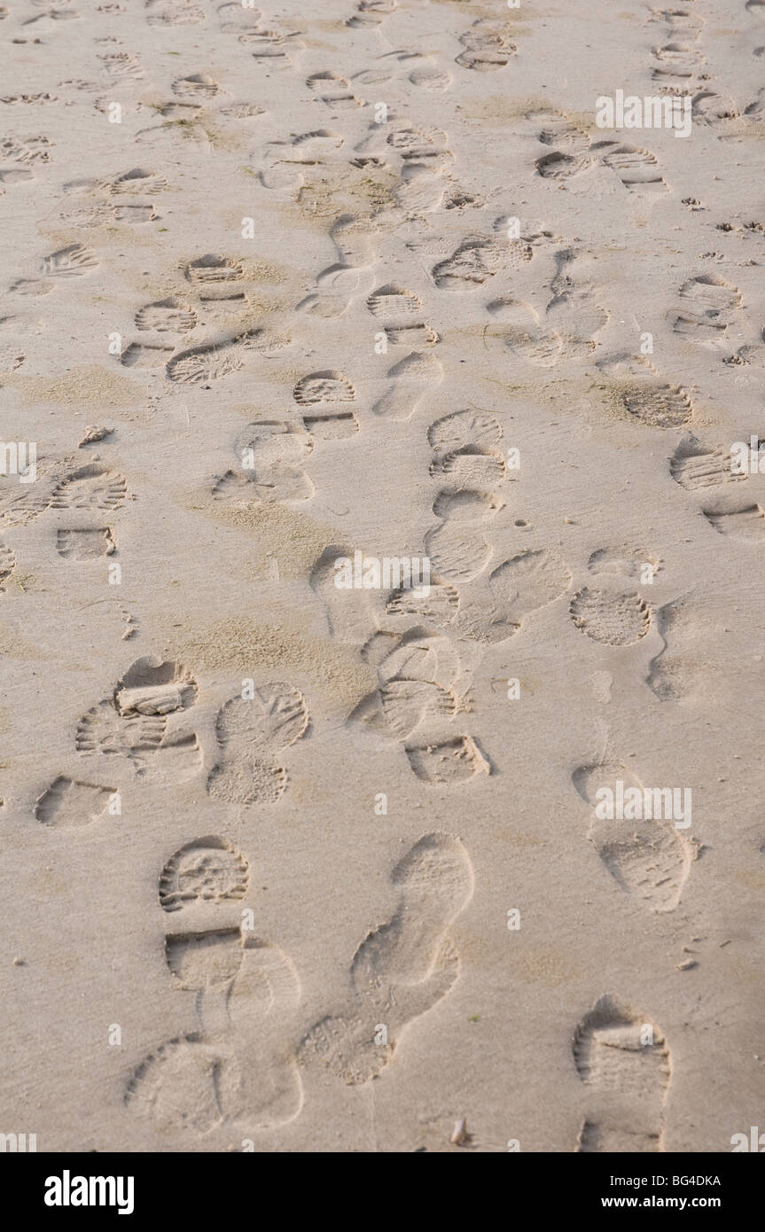Empreintes de pas sur la plage de sable en Northumbrie Bamburgh England UK Banque D'Images
