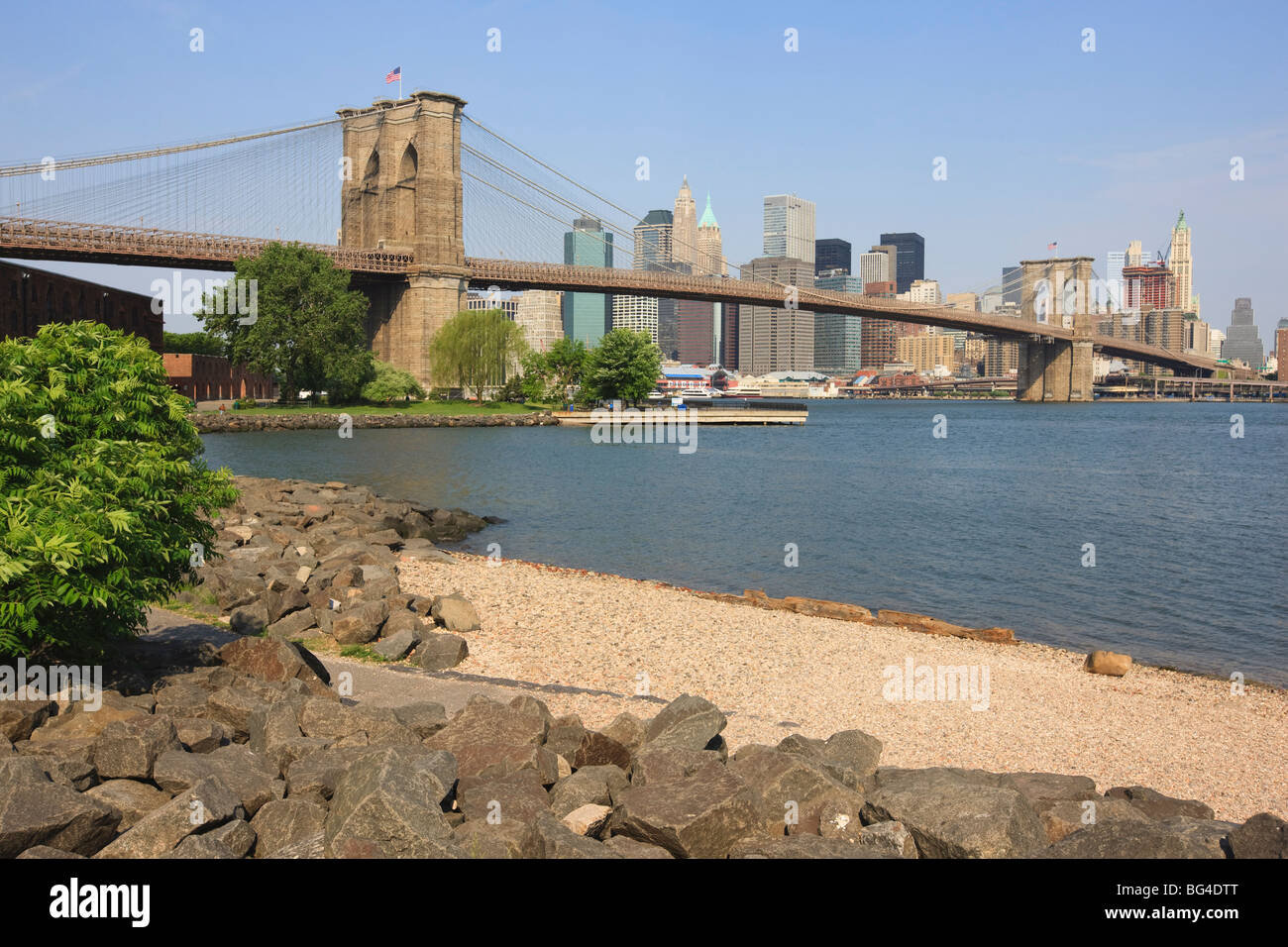 Brooklyn Pont enjambant l'East River et le Lower Manhattan, Brooklyn, New York City, New York, USA Banque D'Images