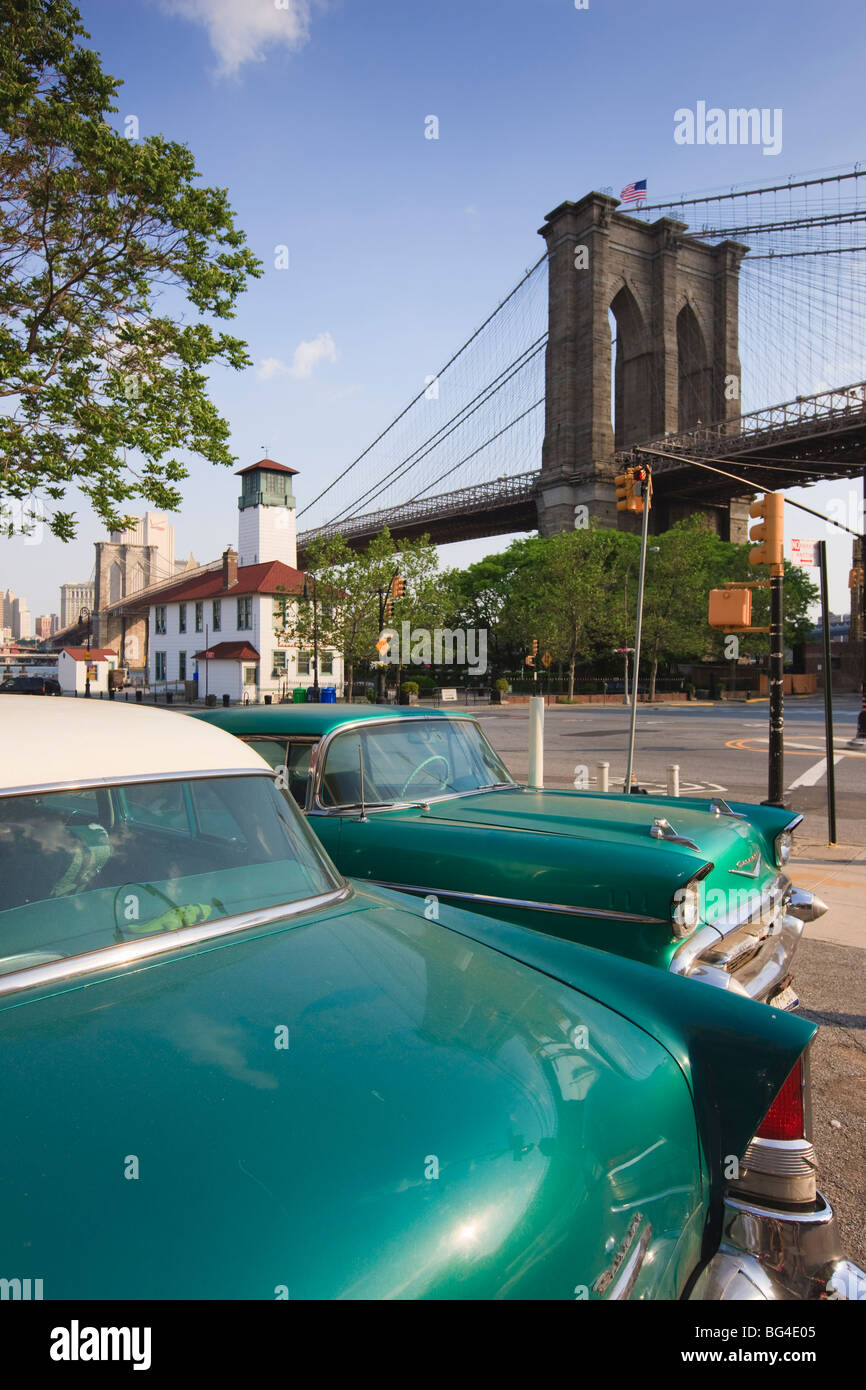 Deux années 50 voitures garées près du pont de Brooklyn à Fulton Ferry Landing, Brooklyn, New York City, New York, USA Banque D'Images