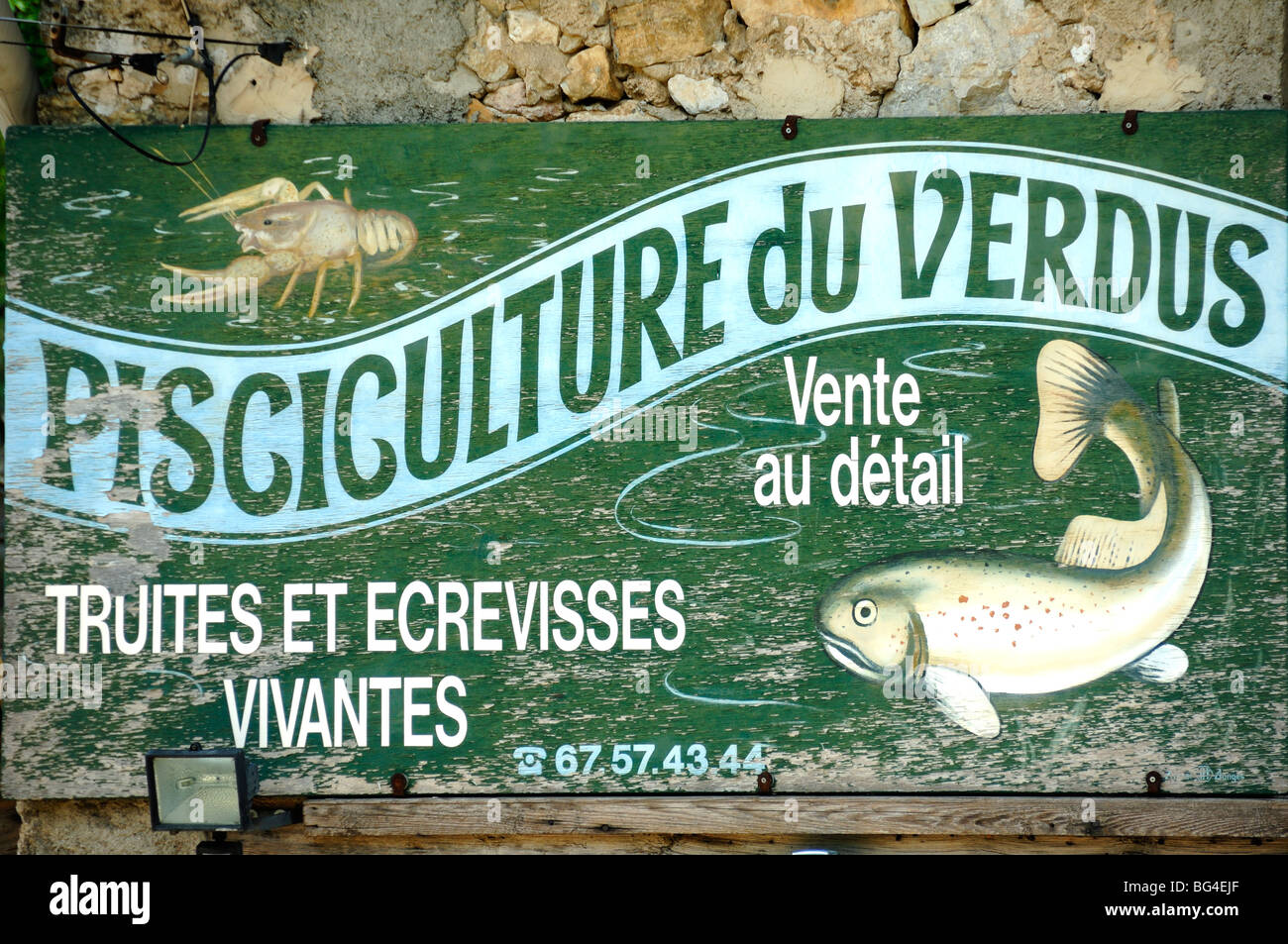 Ancienne enseigne peinte Publicité Aquaculture ou « pisciculture » pour la truite et l'écrevisse sur la rivière Verdus, Saint Guilhem le désert, Hérault, France Banque D'Images