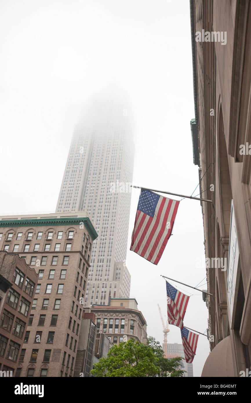 Broadway et Empire State Building dans la brume, Manhattan, New York City, New York, États-Unis d'Amérique, Amérique du Nord Banque D'Images