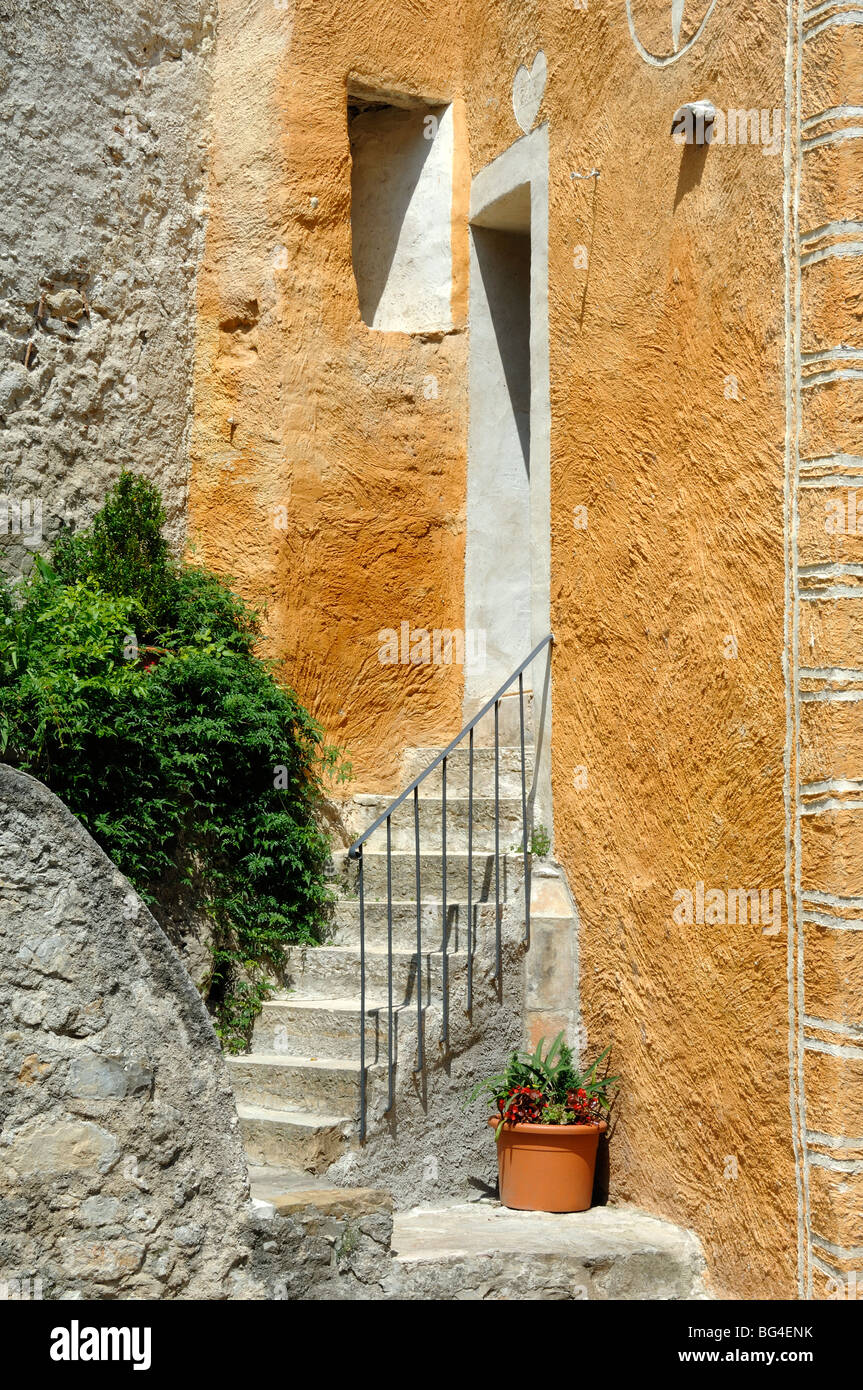 Village de couleur ocre, porte, marches ou escaliers, Saint Guilhem le désert, Hérault, Languedoc Roussillon, France Banque D'Images