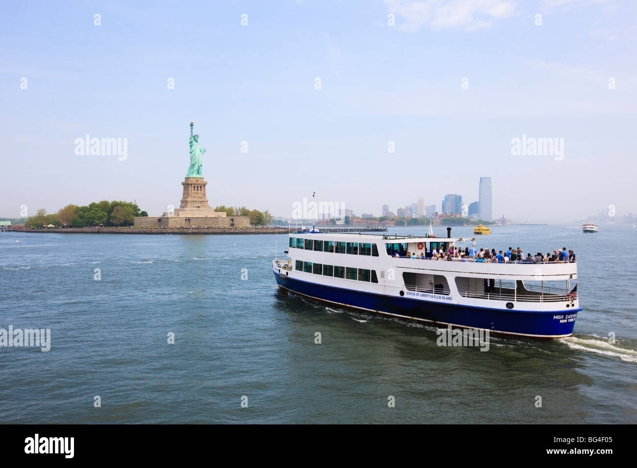 La Statue de la liberté et de ferry, Liberty Island, New York City, New York, États-Unis d'Amérique, Amérique du Nord Banque D'Images