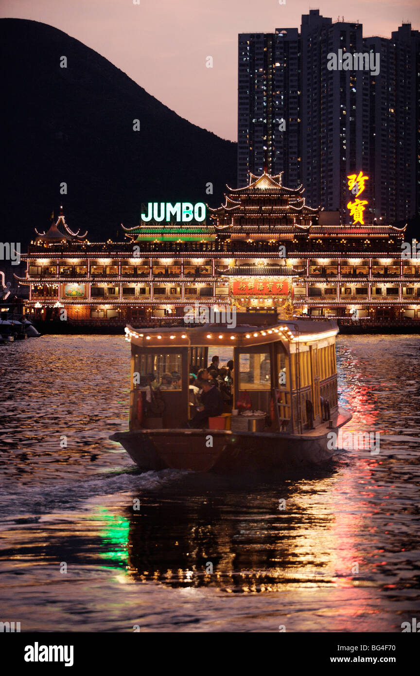 Ferry naviguant vers Jumbo Floating Restaurant au crépuscule, le port d'Aberdeen, Hong Kong, Chine, Asie Banque D'Images