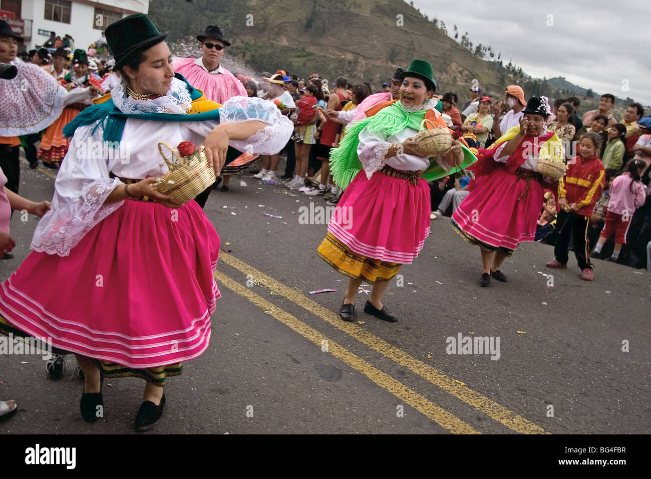 Les danseurs en costume traditionnel au carnaval, un des plus grands de l'Équateur, dans la ville de Guaranda, Bolivar, Province de l'Equateur Banque D'Images