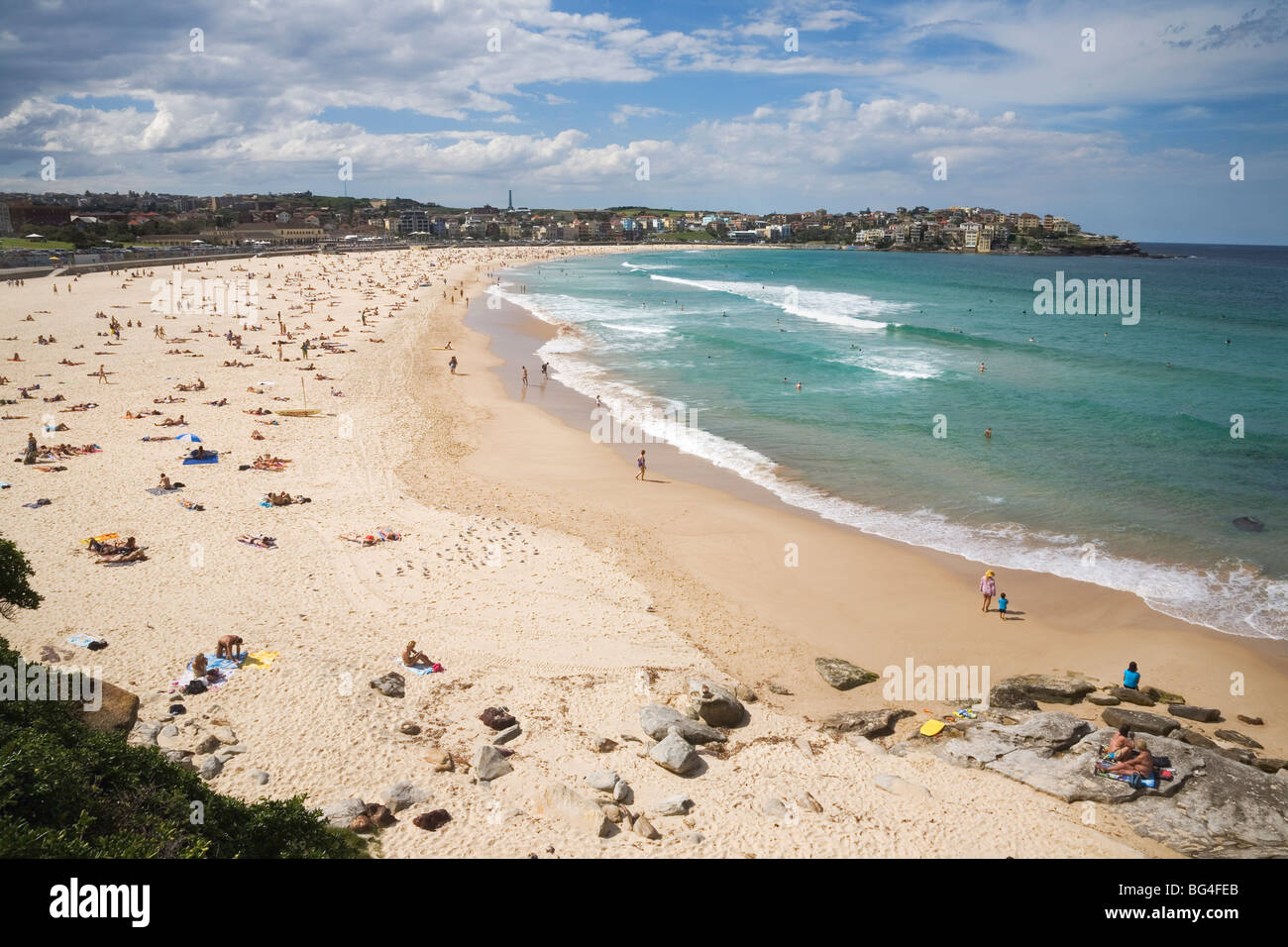 À l'ensemble de la plage de Bondi dans la périphérie Est en direction de North Bondi, Bondi Junction, Sydney, Nouvelle-Galles du Sud, Australie, Pacifique Banque D'Images