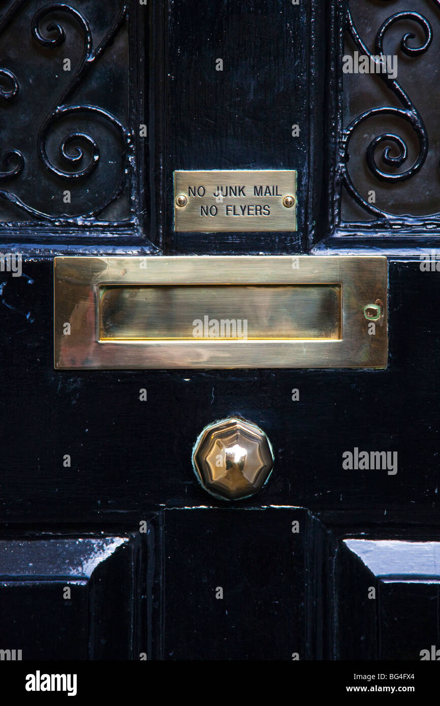 Porte Noire avec bouton en laiton, letterbox et signer en disant 'non pas de courrier indésirable flyers'. Banque D'Images