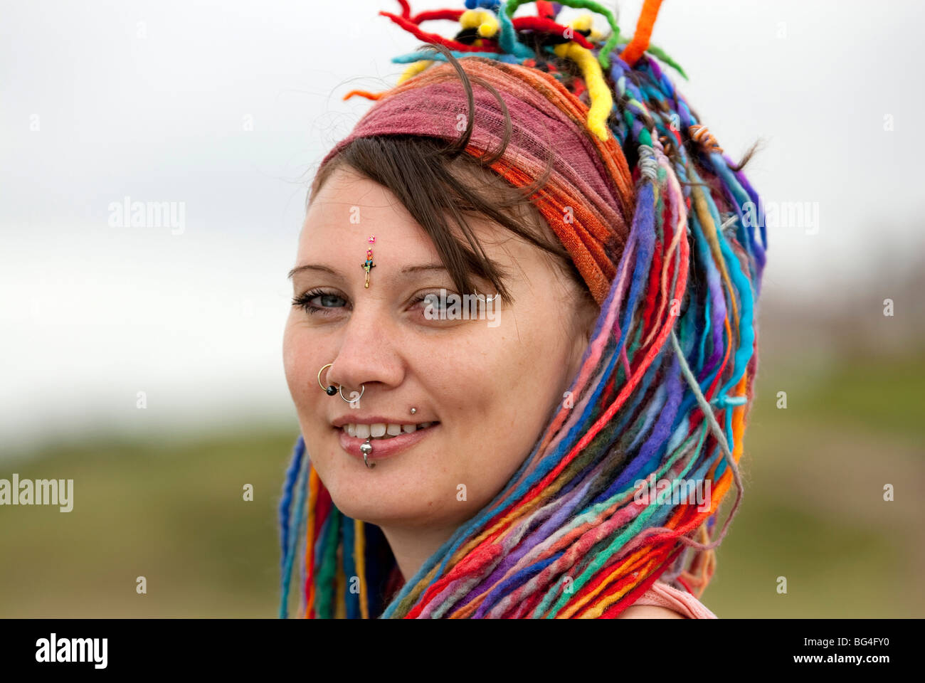Hippy dame avec les cheveux colorés en souriant. Modèle entièrement libéré Banque D'Images