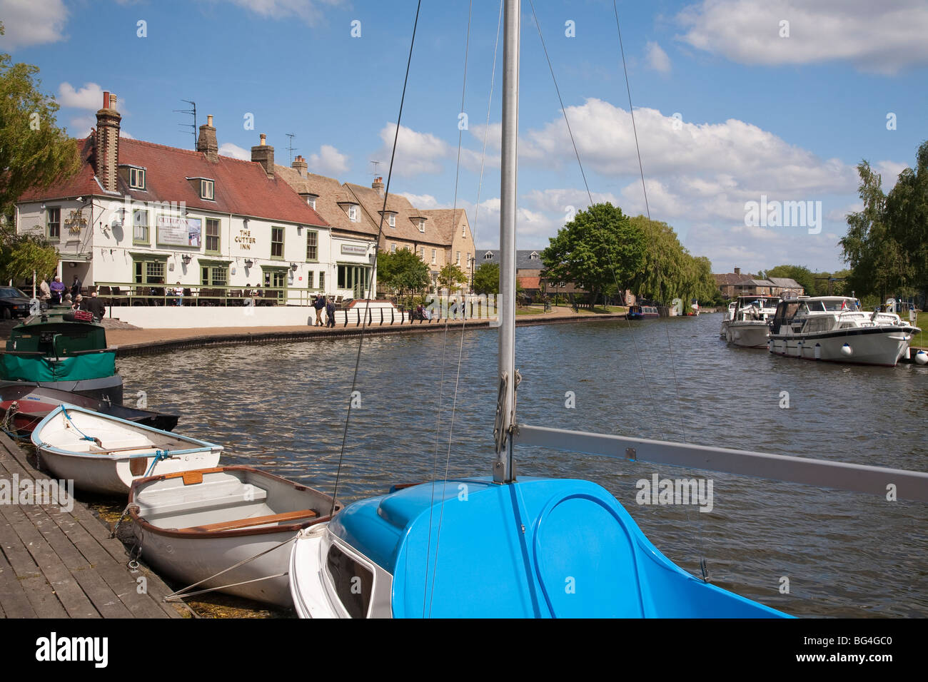 Great Ouse rivière passant par Ely Cambridgeshire et passé la faucheuse Riverside Inn Banque D'Images