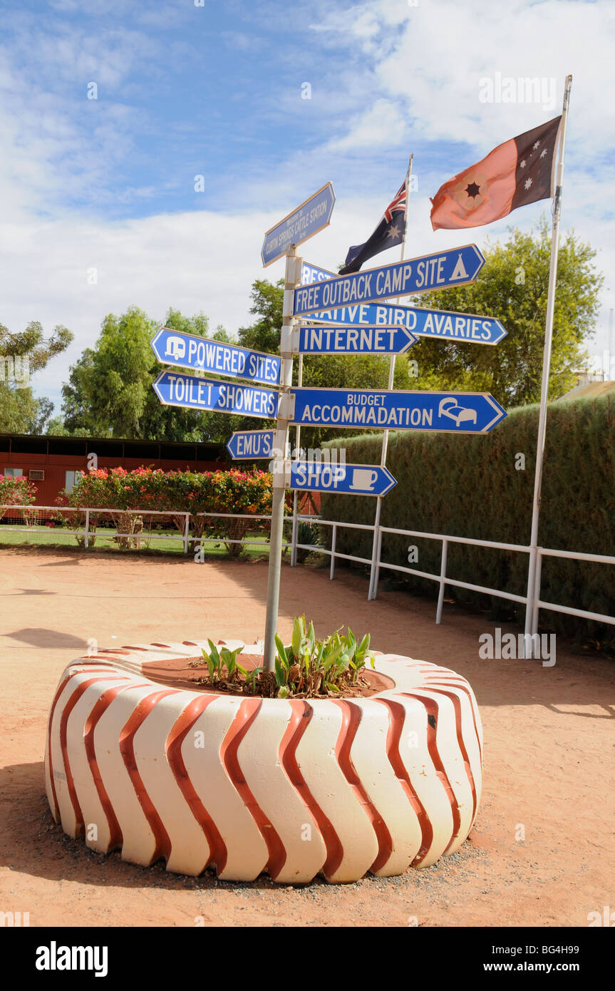 Un panneau indiquant les directions autour de l'arrêt de carburant Curtin Springs et camping dans le centre rouge de l'Australie Banque D'Images